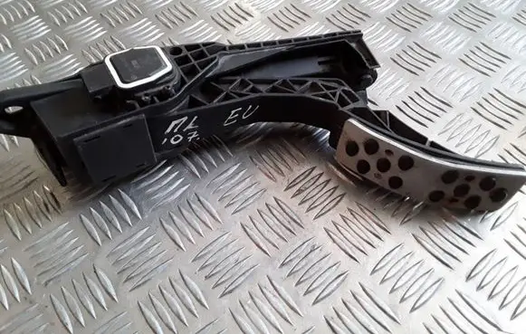 Mercedes-Benz ML W164 Accelerator throttle pedal A1643000004