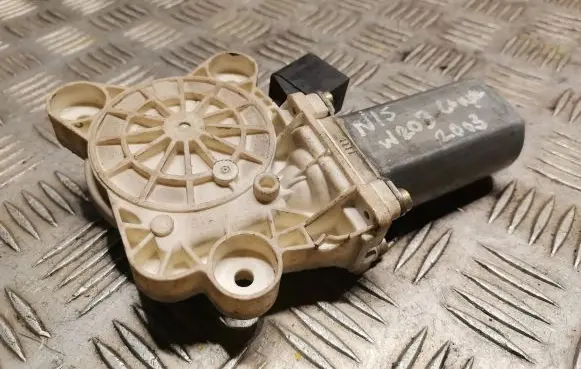 Mercedes-Benz C W203 Front door window regulator motor 2118201842