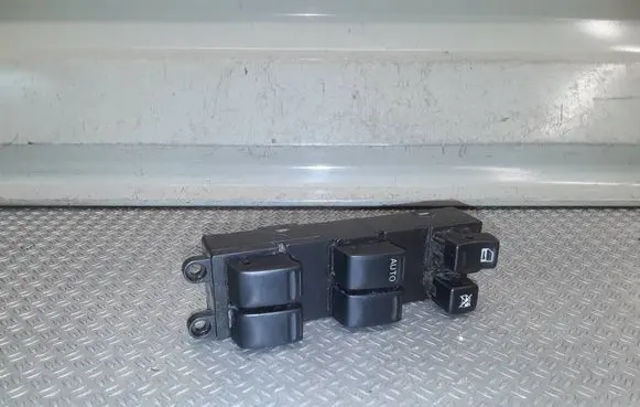 Nissan X-Trail T30 Electric window control switch 
