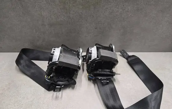 Volkswagen Golf VII Front seatbelt 3063559