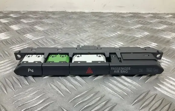 Volkswagen PASSAT B8 Hazard light switch 3G0927132A