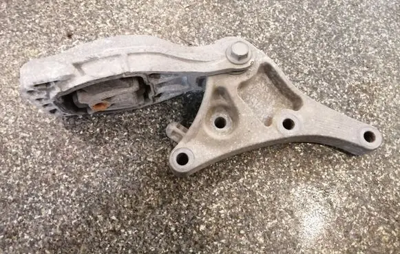 Buick Encore I Gearbox mounting bracket 95142834