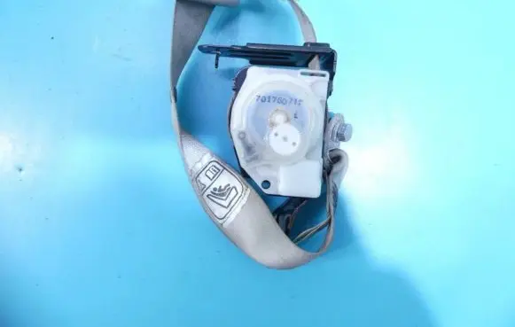 Middle seatbelt (rear)