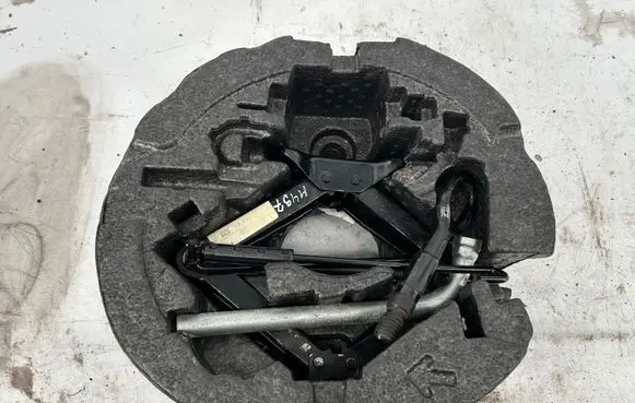 Skoda Octavia Mk3 (5E) Tool set 5E0012115F