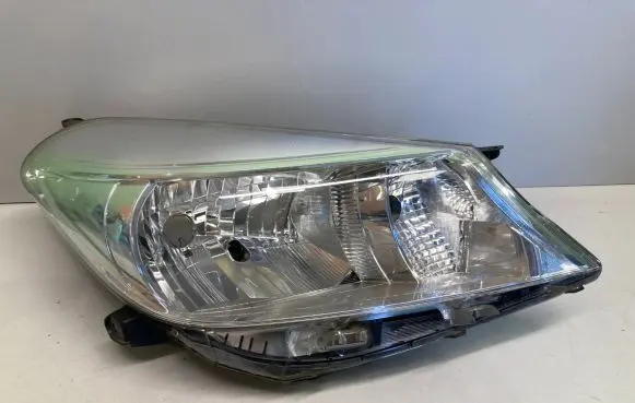 Toyota Yaris Headlight/headlamp 811700D450