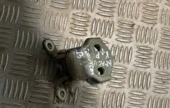 Opel Frontera B Front door lower hinge 