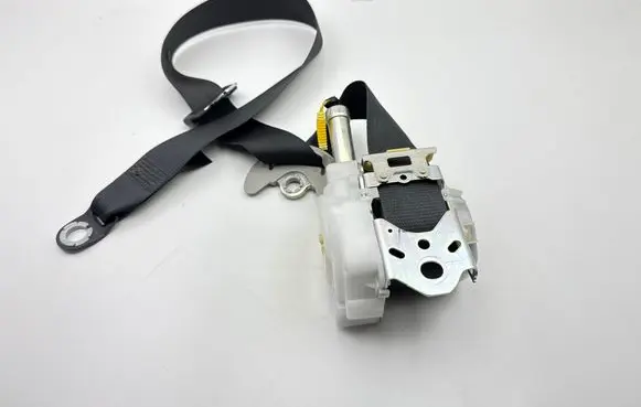 Toyota Auris E180 Front seatbelt N088701