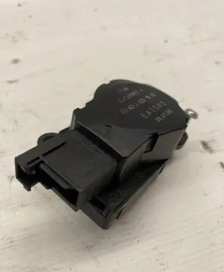 Mercedes-Benz E W211 A/C air flow flap actuator/motor A2038201642