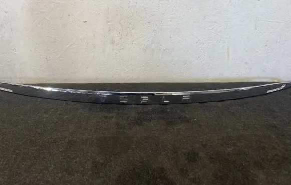 Tesla Model S Tailgate trim 1025776-00-A