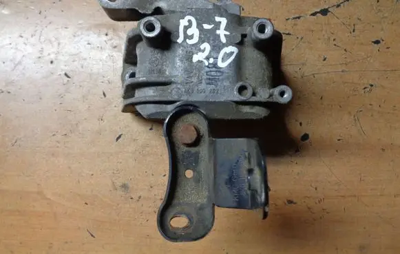 Volkswagen PASSAT B7 Engine mount bracket 1K0199262