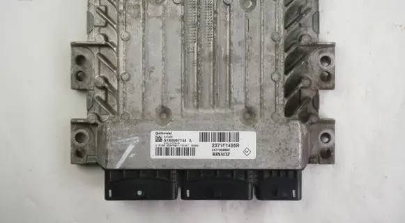 Renault Megane III Engine control unit/module 237101495R S180067144A