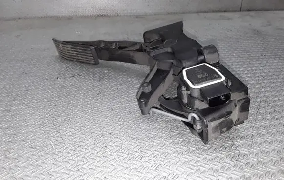 Mercedes-Benz B W245 Accelerator throttle pedal 91736020 A1693000104