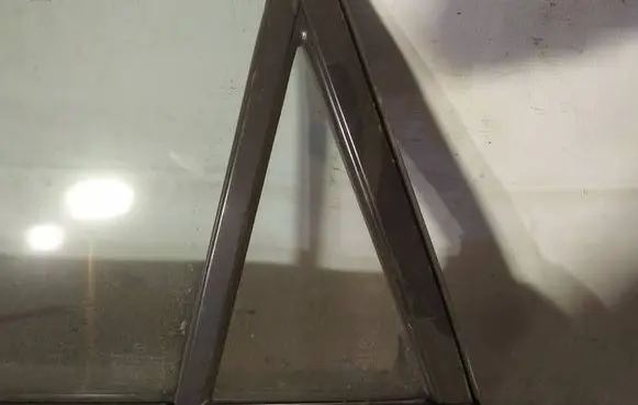 Mazda 3 II Rear vent window glass as2