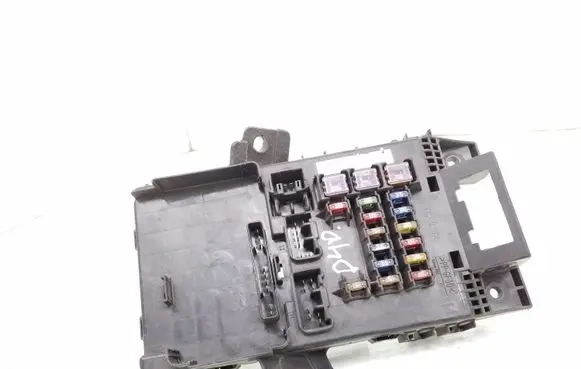Toyota Avensis T220 Fuse module 8273005010