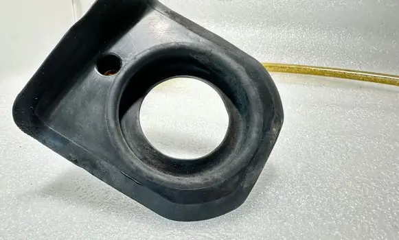 Volkswagen Touareg I Fuel tank cap trim 7L0201251