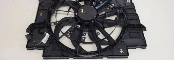 Radiator cooling fan shroud