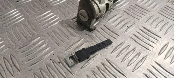 Volkswagen PASSAT B6 Front door lock (next to the handle) 3C0837167
