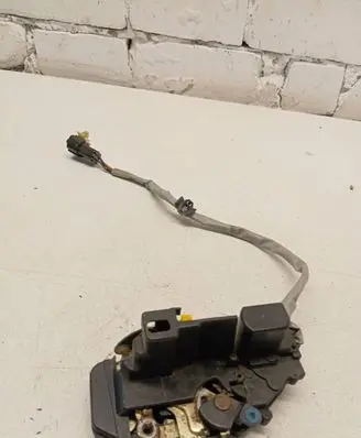 KIA Carens I Front door lock