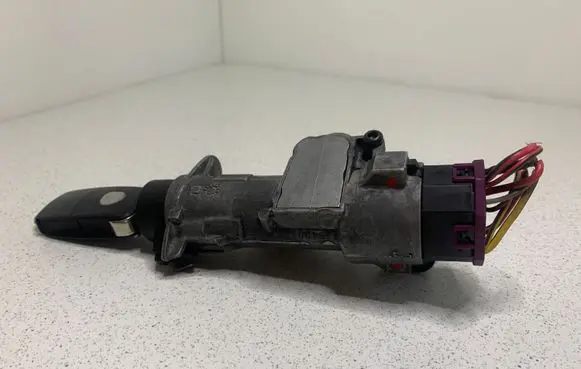 Volkswagen PASSAT B5.5 Ignition lock 4B0905851C