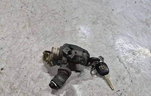 Toyota Corolla Verso E121 Ignition lock 2842102135 8978313010