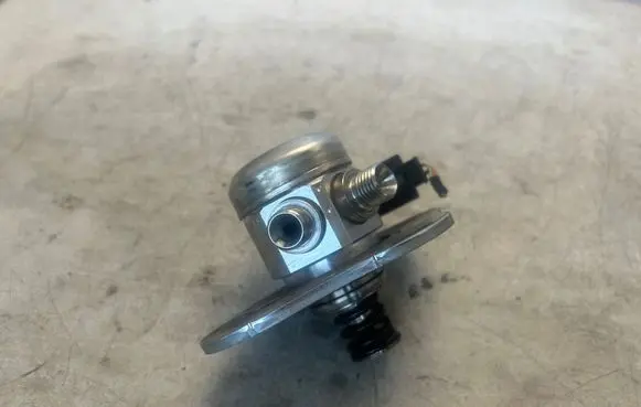 BMW 3 E90 E91 Fuel injection high pressure pump 7562473 2000519618 0261520041