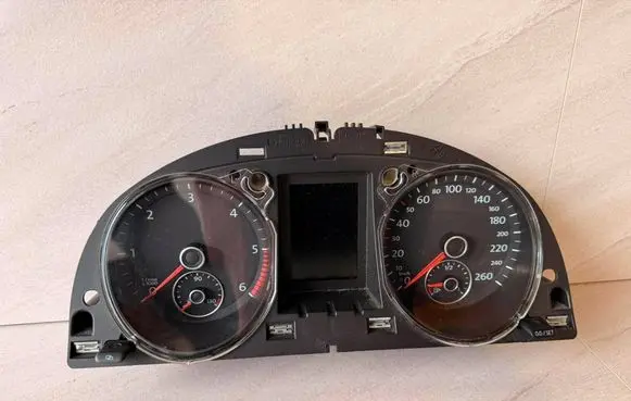 Volkswagen PASSAT B7 Speedometer (instrument cluster) 3AA920870A