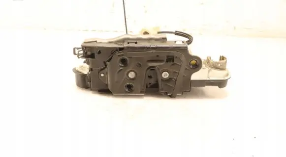 Volkswagen Jetta VI Front door lock 5K1837015E