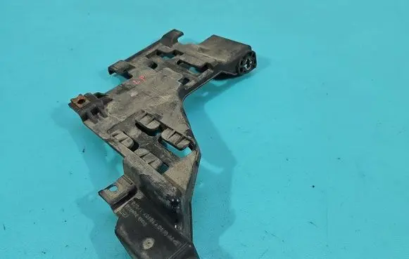 Headlight/headlamp mounting bracket