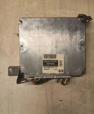 Toyota Avensis T250 Engine control unit/module 1758006325 8966105690 MB1758006325