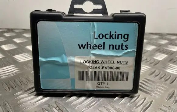Toyota Avensis T270 Anti-theft wheel nuts and lock PZ4AKEV90600
