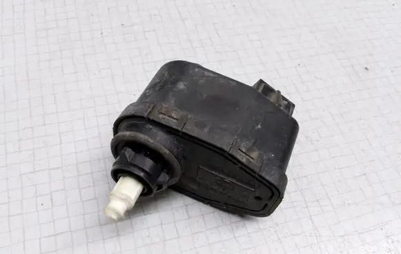 Volkswagen Golf III Headlight level adjustment motor 1H0941295 00437547