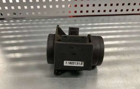 Volkswagen Golf III Mass air flow meter 718221510