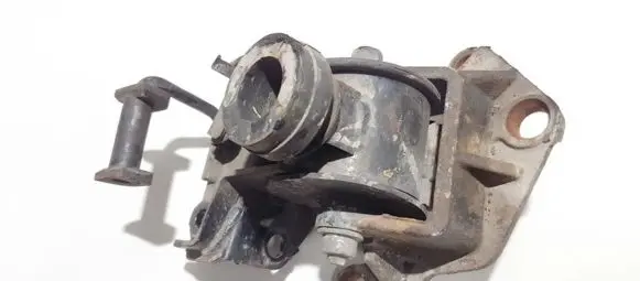 Mazda MPV Engine mount bracket