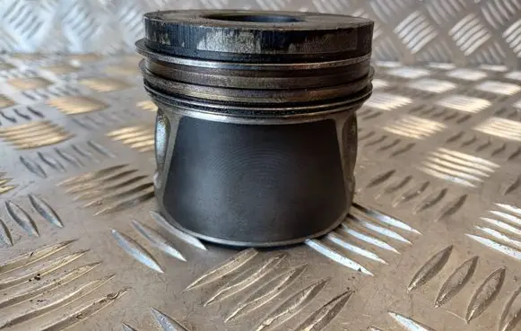 Volkswagen PASSAT B6 Piston 7901J