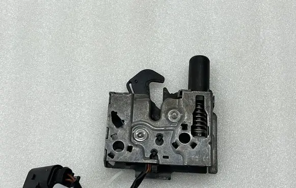 Engine bonnet/hood lock/catch