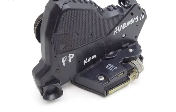 Toyota Avensis T250 Front door lock 