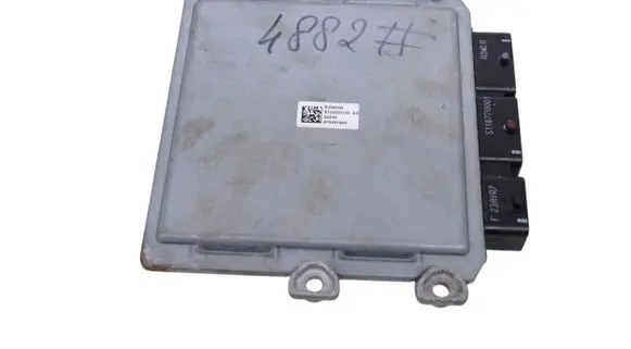 Volvo C30 Engine control unit/module 31211071
