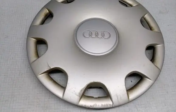 Audi A6 S6 C4 4A R15 wheel hub/cap/trim 4A0601147A