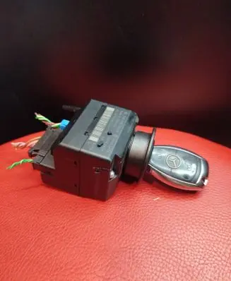 Mercedes-Benz C W203 Ignition lock 33002428 2095453308 33002429