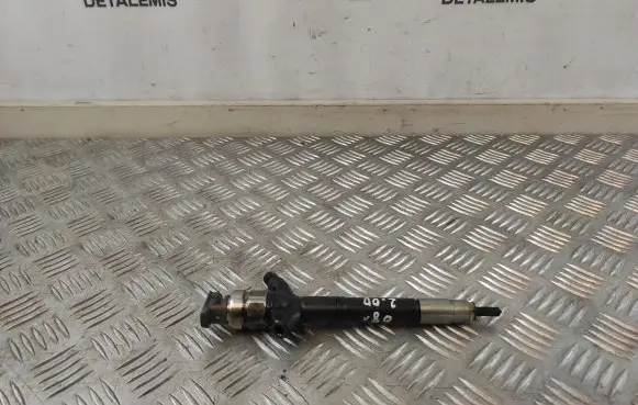 Toyota Avensis T250 Fuel injector 236700R030