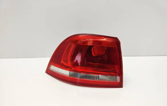 Volkswagen Touareg II Rear/tail lights 7P6945095E