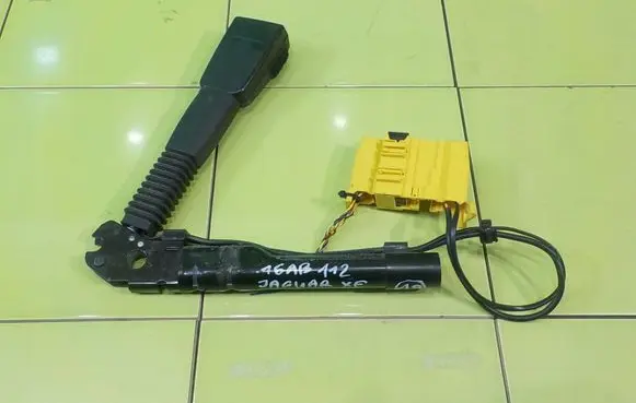 Jaguar XE Front seatbelt PRZOD ZAPINKA