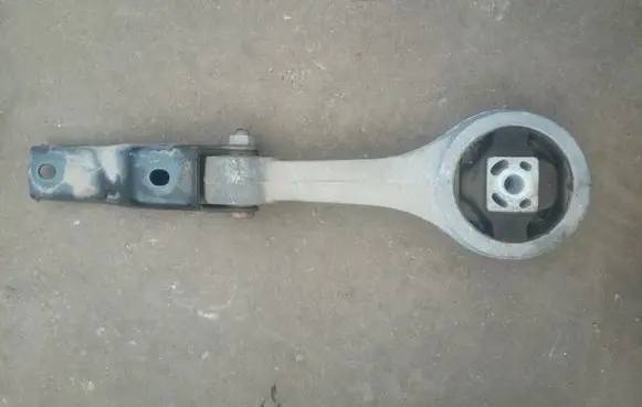 Seat Toledo IV (NH) Engine mount bracket