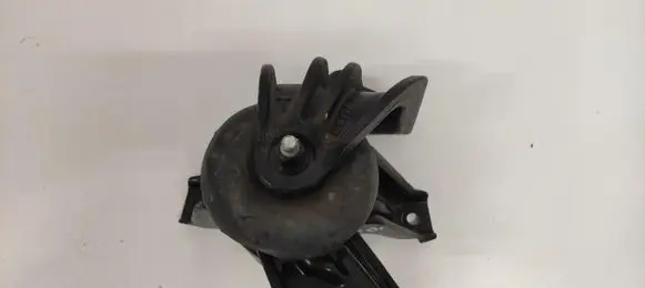 Engine mount vacuum valve