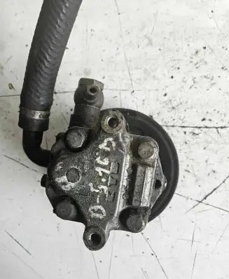 Volkswagen PASSAT B5 Power steering pump 058145255E