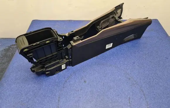 Peugeot 2008 I Center console 