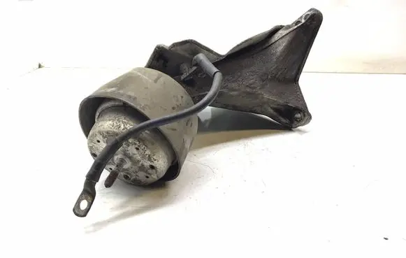 Volkswagen PASSAT B5 Engine mounting bracket K1866