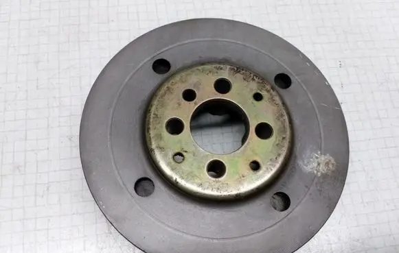 Volkswagen Golf IV Crankshaft pulley 038105243