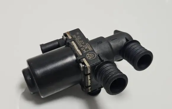 BMW 5 E60 E61 Coolant heater control valve 6920226 1147412174 080221