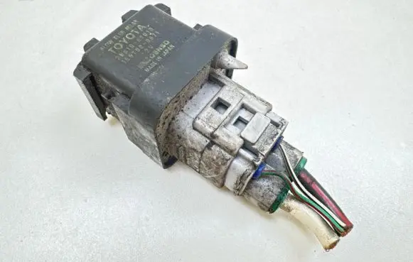 Toyota RAV 4 (XA20) Glow plug pre-heat relay 2861067010 1567000671